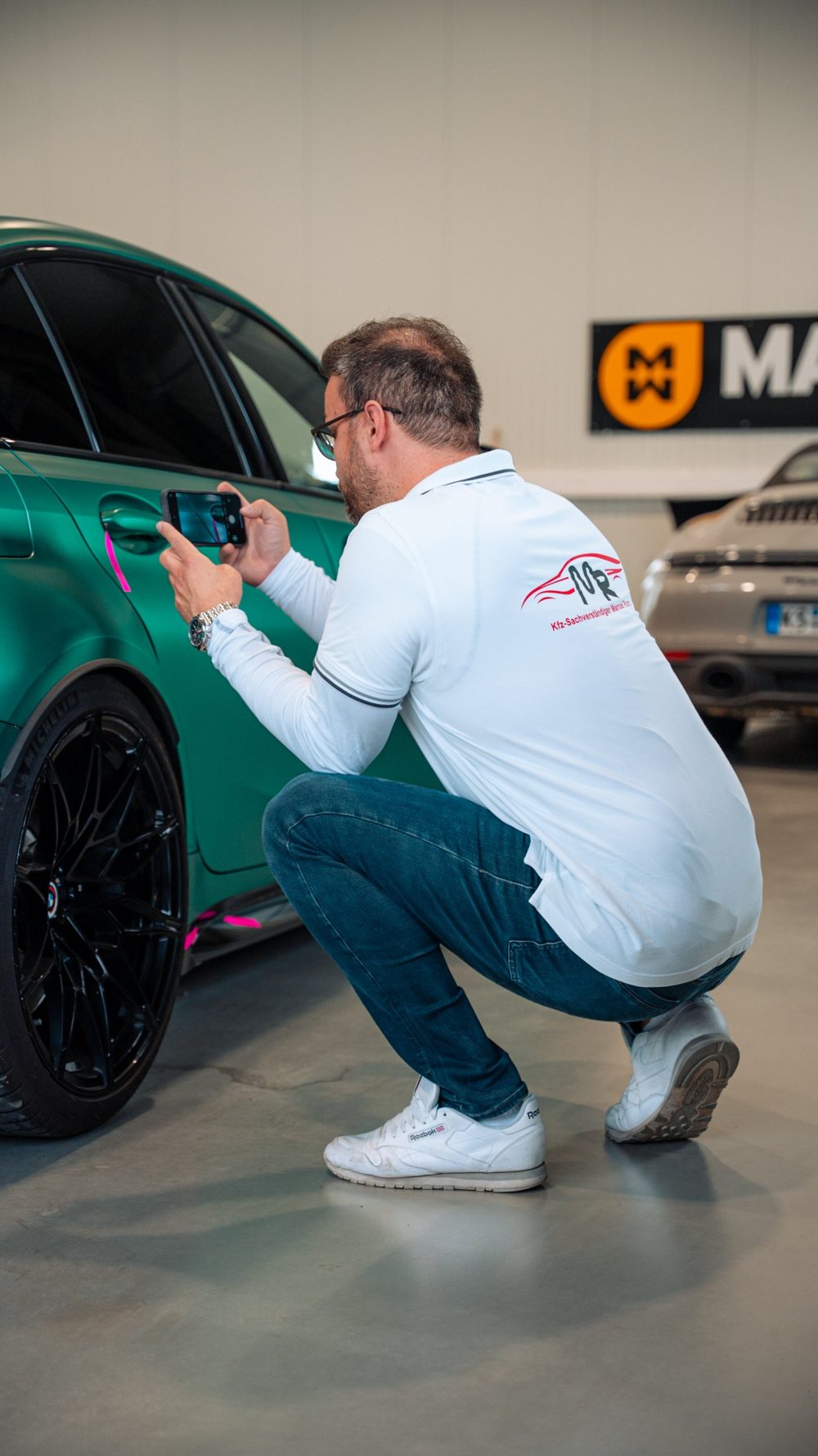 Marcel Rump dokumentiert einen Unfallschaden