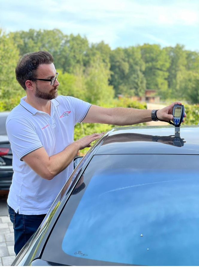 Lackschichtmessung an der Motorhaube