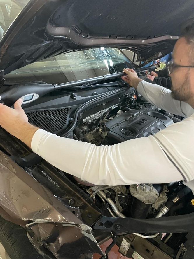 Prüfung im Motorraum
