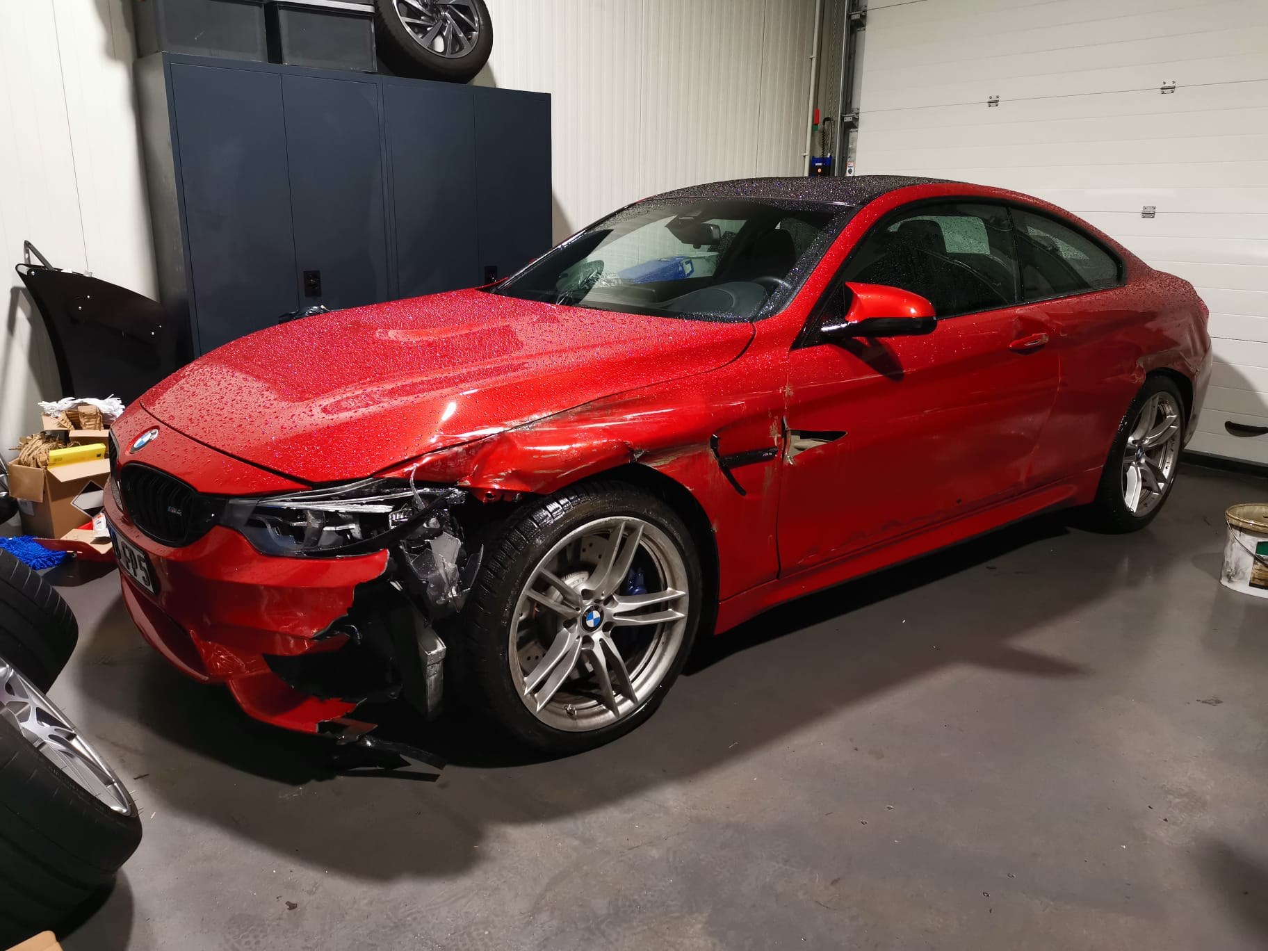 Unfallschaden an der Front eines BMW M4