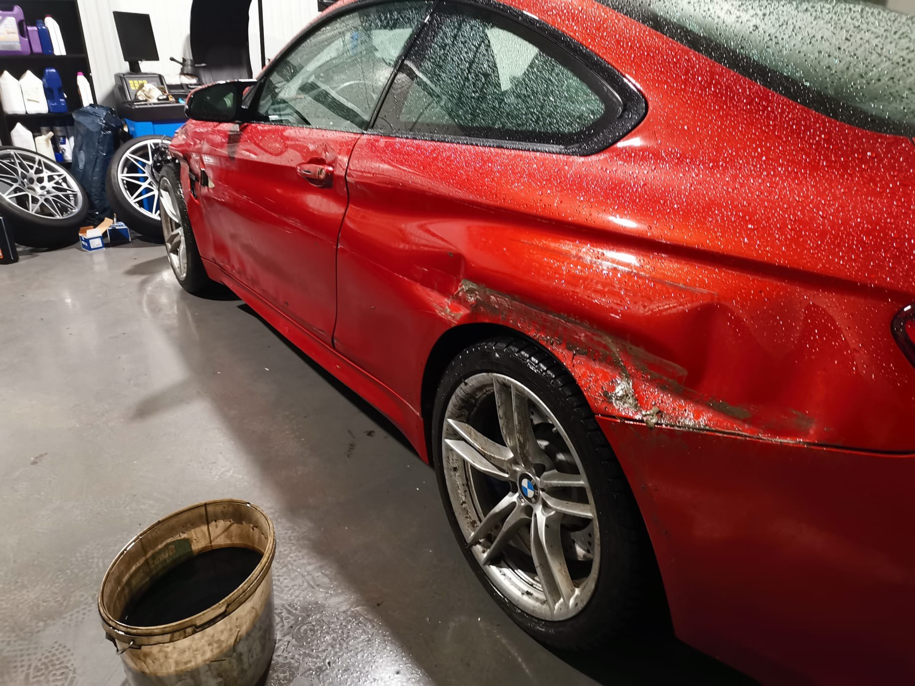 Unfallschaden an der Seite eines BMW M4